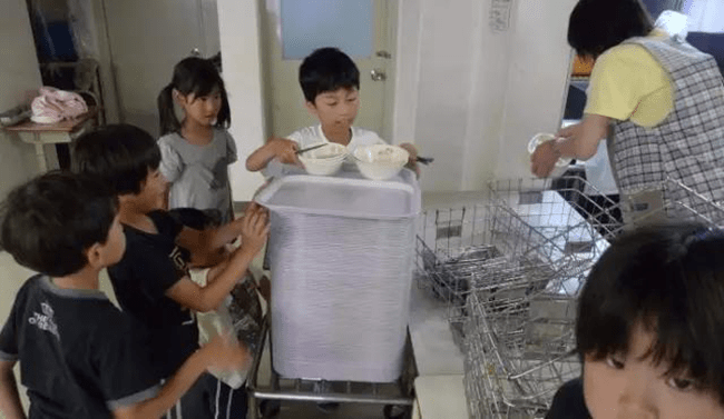 Chuyện giáo dục ở Nhật Bản: Chỉ một bữa trưa của học sinh tiểu học đã cho thấy người Nhật bỏ xa thế giới ở lĩnh vực trồng người như thế nào - Ảnh 20. Chuyện giáo dục ở Nhật Bản: Chỉ một bữa trưa của học sinh tiểu học đã cho thấy người Nhật bỏ xa thế giới ở lĩnh vực trồng người như thế nào - Ảnh 20.