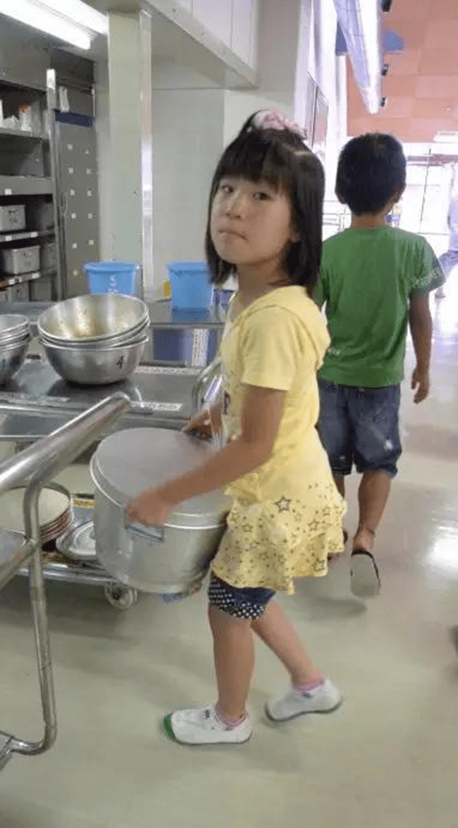 Chuyện giáo dục ở Nhật Bản: Chỉ một bữa trưa của học sinh tiểu học đã cho thấy người Nhật bỏ xa thế giới ở lĩnh vực trồng người như thế nào - Ảnh 22. Chuyện giáo dục ở Nhật Bản: Chỉ một bữa trưa của học sinh tiểu học đã cho thấy người Nhật bỏ xa thế giới ở lĩnh vực trồng người như thế nào - Ảnh 22.