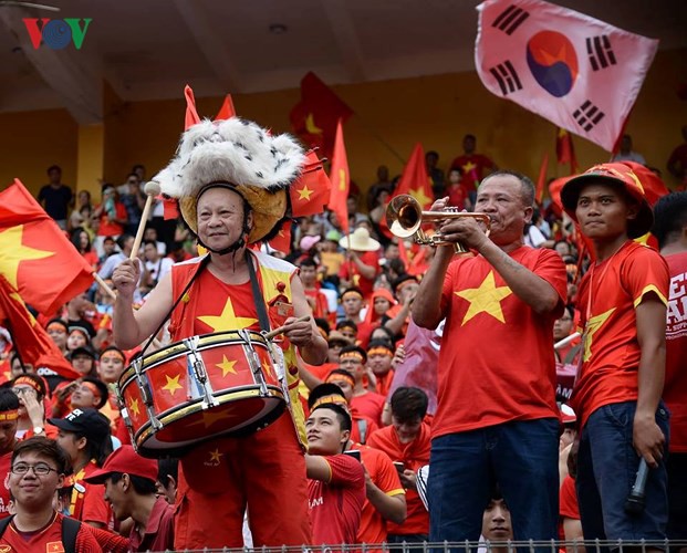 “Biển người” mở hội trên sân Hàng Đẫy cổ vũ Olympic Việt Nam - Ảnh 14.