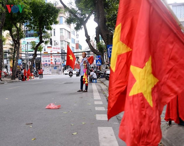 “Biển người” mở hội trên sân Hàng Đẫy cổ vũ Olympic Việt Nam - Ảnh 3.