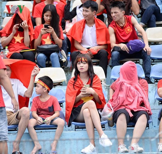 “Biển người” mở hội trên sân Hàng Đẫy cổ vũ Olympic Việt Nam - Ảnh 5.