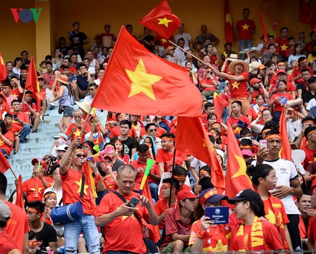 “Biển người” mở hội trên sân Hàng Đẫy cổ vũ Olympic Việt Nam - Ảnh 7.