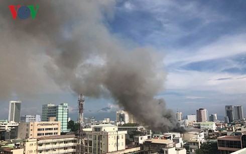 Cập nhật: Cháy cực lớn tại Đà Nẵng, khói cuồn cuộn phủ một góc phố - Ảnh 6.