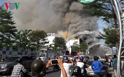 Cập nhật: Cháy cực lớn tại Đà Nẵng, khói cuồn cuộn phủ một góc phố - Ảnh 10.
