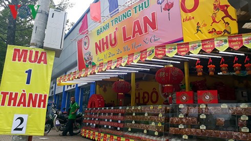 Bánh Trung thu và lồng đèn ở TP HCM giảm giá nhưng tiêu thụ vẫn yếu - Ảnh 1.