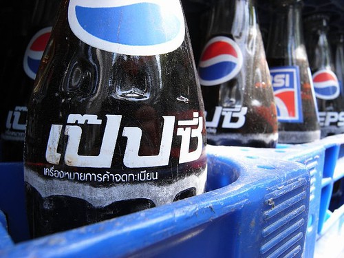 “Nuốt hụt” đối tác, Pepsi trở thành nạn nhân của đòn trả thù kinh hoàng: Bị xóa sổ khỏi toàn cõi Thái Lan, mất trắng thị phần về tay Coca-Cola và Serm Suk - Ảnh 3.