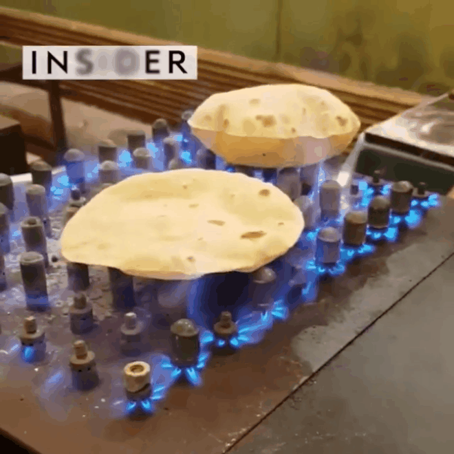 Ở Ấn có loại bánh truyền thống rất lạ, cứ gặp lửa là phồng lên như bong bóng - Ảnh 4.