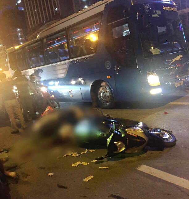 Nóng: Thanh sắt giàn giáo rơi xuống đường Lê Văn Lương đè trúng xe máy đang lưu thông, 1 cô gái tử vong - Ảnh 2.