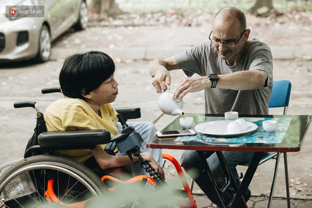 Chuyện tình cổ tích của chàng kỹ sư Úc từ bỏ xe phân khối lớn để lái xe lăn cho người vợ khuyết tật ở Hà Nội - Ảnh 3.