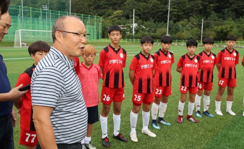 HLV Park Hang-seo lại làm “rạng danh” U23 Việt Nam khi trở về nơi chôn rau cắt rốn - Ảnh 1.