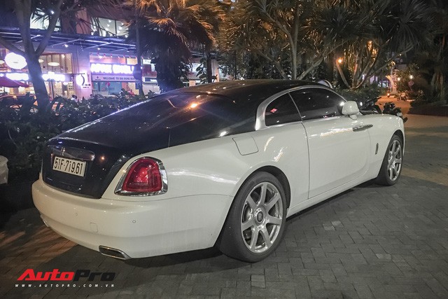 Rolls-Royce Wraith hai tông màu độc đáo của đại gia y tế sở hữu cả McLaren 650S và Ferrari 488 GTB - Ảnh 2.