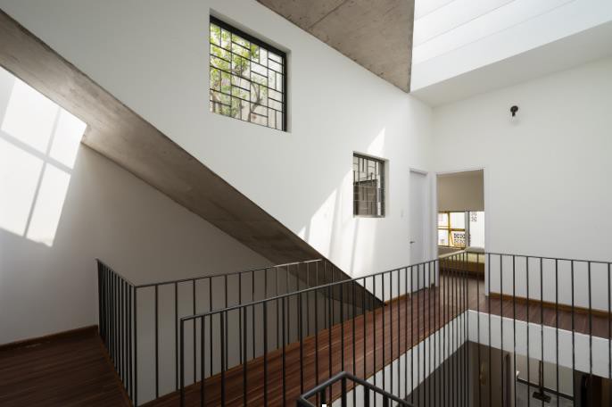 ko giống như các căn nhà thông thường, toàn bộ lan can cầu thang của ngôi nhà này đều được khiến cho bằng những thanh thép vừa thấp đẹp lại làm cho khoảng trống thông thoáng hơn.