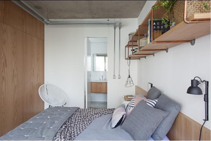 Cũng với tông màu trung tính giản dị, không gian nghỉ ngơi được thiết kế đơn giản nhẹ nhàng với chăn, ga, gối màu ghi kết hợp hài hòa cùng nội thất gỗ.