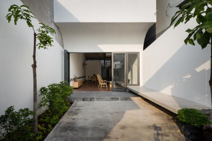 toàn bộ ngôi nhà được sơn 1 màu trắng muốt tươi mới, sạch sẽ cộng nội thất bằng gỗ mộc làm chủ đạo.