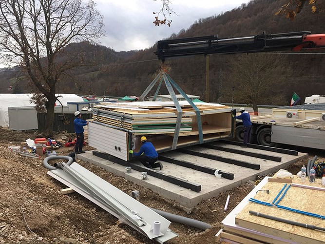 Để xây dựng ngôi nhà này, nền nhà cần sử dụng một khối bê tông vững chắc, và đặt trực tiếp phần kiến trúc được thiết kế lên đó.