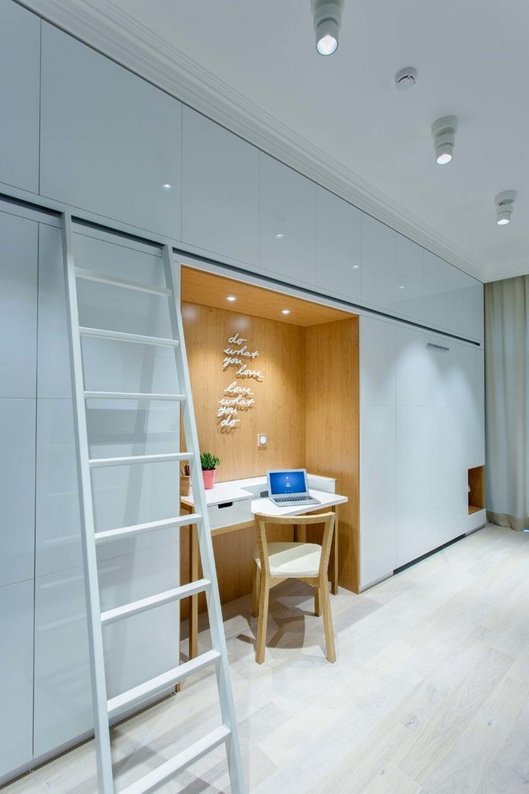 Và thật bất ngờ khi mọi bí mật lại nằm bên trong chiếc tủ trắng muốt, phẳng lỳ hệt như bức tường này.