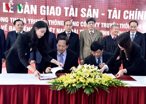 ​ Bộ trưởng Bộ TT&TT và Tổng Giám đốc Đài TNVN Nguyễn Thế Kỷ ký biên bản bàn giao