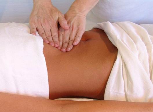 Massage quanh rốn vừa có lợi cho tiêu hóa lại có tác dụng hỗ trợ điều trị bệnh trĩ. (Ảnh minh họa: Nguồn Intenret).