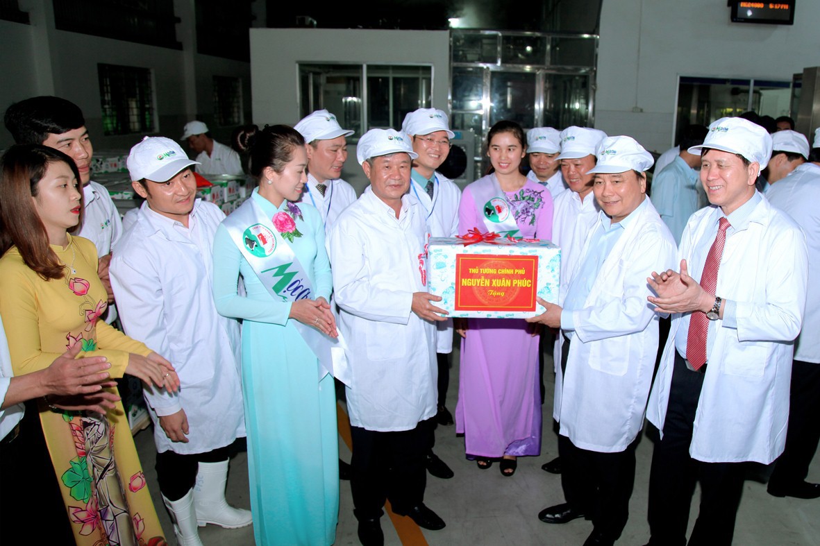 Lãnh đạo Mộc Châu Milk và GTNfoods tiếp đón Thủ tướng Chính phủ Nguyễn Xuân Phúc đến thăm nhà máy sản xuất sữa tại Mộc Chậu, cam kết tiếp tục đẩy mạnh đầu tư vào ngành Sữa tại Mộc Châu Sơn La.