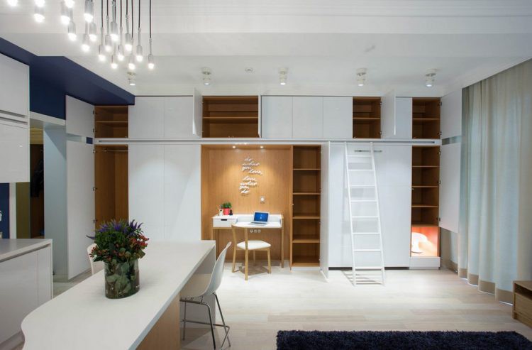 Chiếc tủ được phân làm vô số ngăn lớn nhỏ thỏa mãn đầy đủ nhu cầu cất trữ đồ đạc cho chủ nhà.