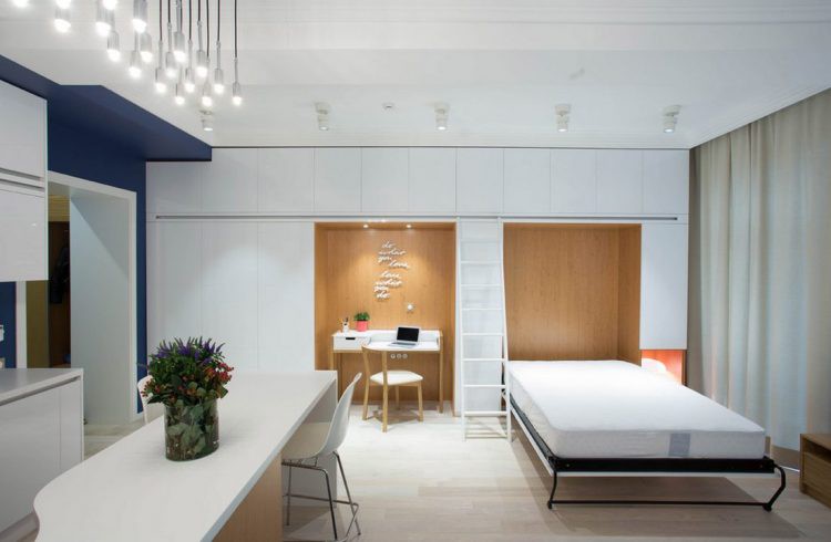 Và đặc biệt nơi đây cũng là nơi ẩn chứa một chiếc giường ngủ đa năng có thể dễ dàng ngã ra hay gấp gọn khi không sử dụng.