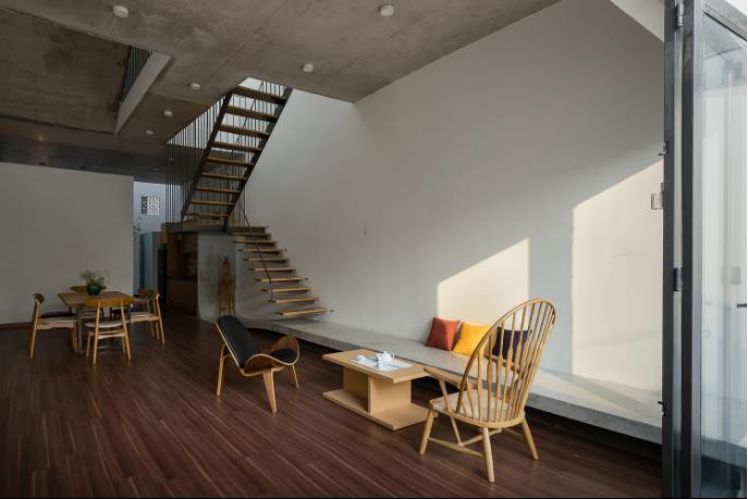 Cạnh nơi tiếp khách là khu vực ăn uống mang cái bàn nhỏ xinh để những thành viên quây quần bên nhau sử dụng bữa.