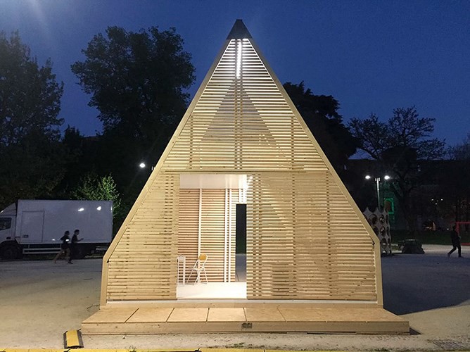 Ngôi nhà được xây dựng với nhiều kích cỡ, phụ thuộc vào nhu cầu sinh hoạt của gia đình. Diện tích của nó dao động từ 26m2 – 84m2 với chi phí trong khoảng từ 30.000 USD – 75.000 USD.