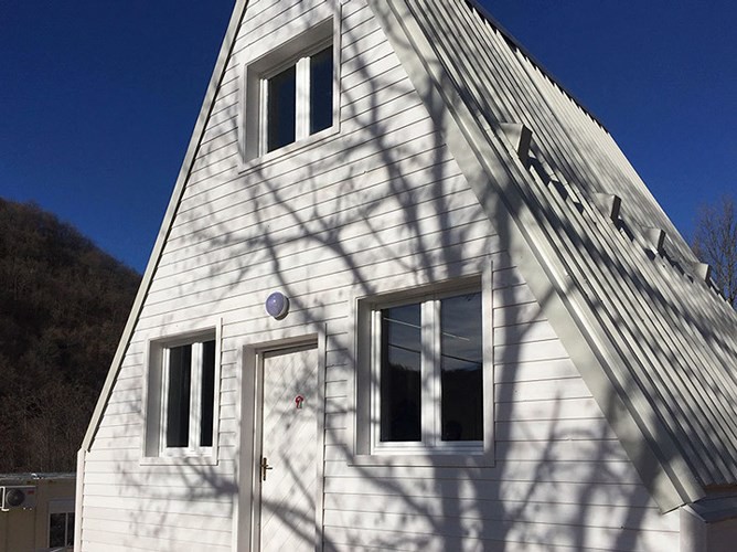 Những tấm pin năng lượng mặt trời được đặt trên mái là nguồn cung cấp năng lượng cho toàn bộ không gian sống bên trong ngôi nhà.