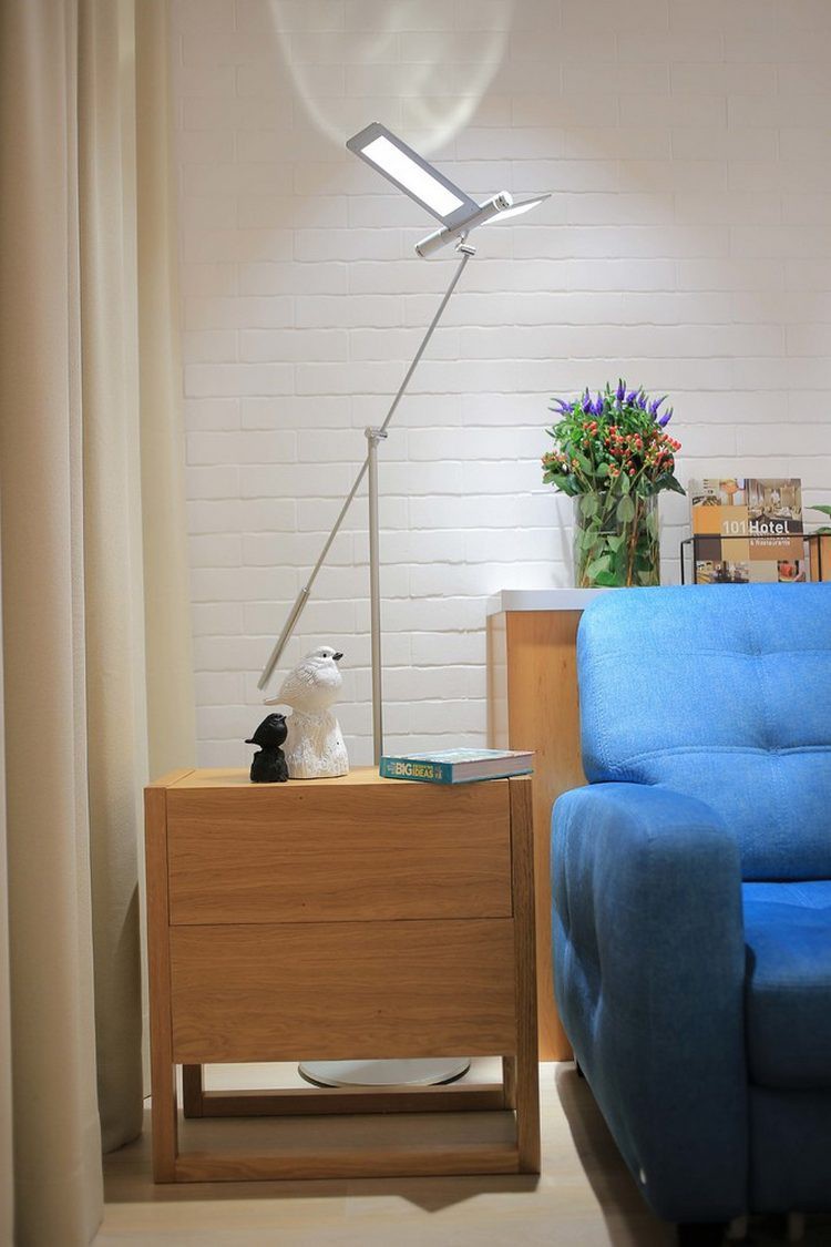 Cạnh ghế sofa là một chiếc tủ gỗ nhỏ để đồ và cũng là nơi để trang trí cho căn hộ.