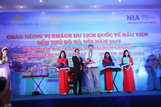 Hà Nội đón vị khách quốc tế đầu tiên xông đất thủ đô năm mới 2019 - Ảnh 2.