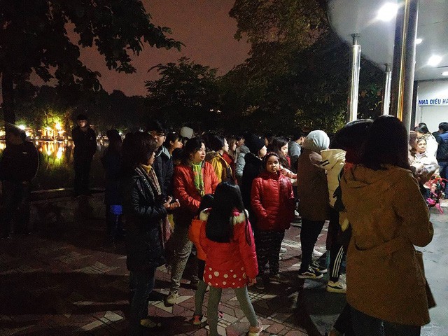  Chuyện hi hữu đêm giao thừa Tết Dương lịch 2019: Tắc nghẽn nghiêm trọng ở khu vực nhà vệ sinh công cộng quanh bờ hồ - Ảnh 7.