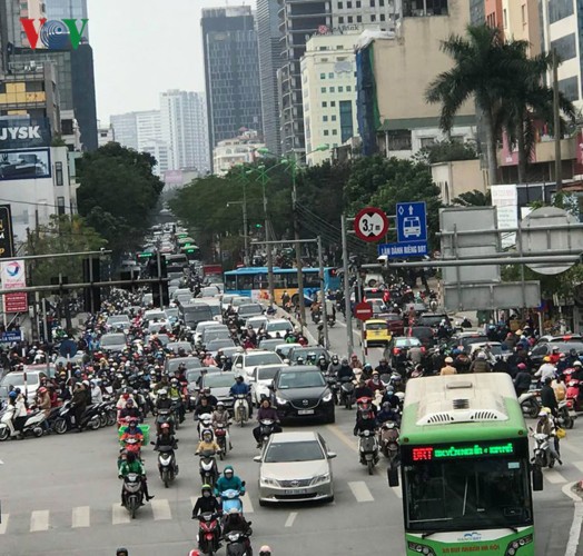 Ảnh: Đường phố Hà Nội ùn tắc trong ngày đi làm đầu tiên của năm 2019 - Ảnh 9. Ảnh: Đường phố Hà Nội ùn tắc trong ngày đi làm đầu tiên của năm 2019 - Ảnh 9.