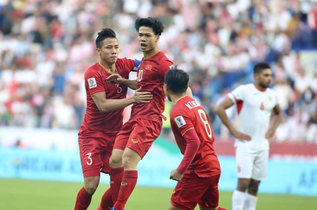  Tinh thần thi đấu tuyệt vời của ĐT Việt Nam khiến dân mạng phấn khích: Như xem World Cup - Ảnh 3.