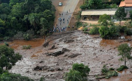 Brazil: Vỡ đập chất thải, hơn 200 người mất tích trong bùn lầy - Ảnh 1.