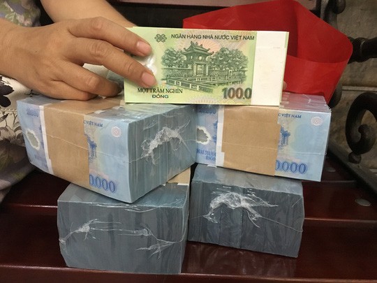 Nhân viên ngân hàng nháo nhào tìm nguồn tiền mới đổi cho khách quen - Ảnh 1.