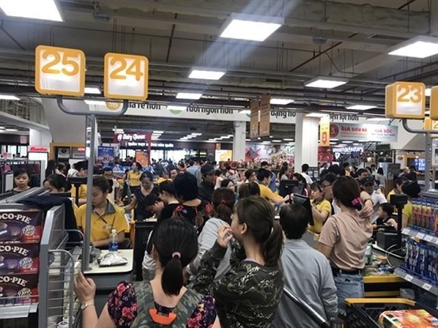 Chen chân nghẹt thở mua sắm ở siêu thị ngày sát Tết - Ảnh 10.