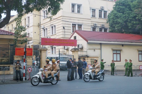 Ngồi sau Vũ nhôm, 2 cựu thứ trưởng Bộ Công an ghé tai nhau trao đổi - Ảnh 2.