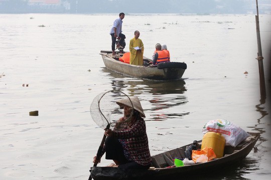 Ngậm ngùi nhìn cá chép tiễn ông Táo bị vớt trước mặt - Ảnh 7.