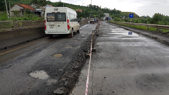 Vá chưa xong 5.200 “ổ gà”, Quốc lộ 1 qua Phú Yên lại lủng thêm 3.500 m2 - Ảnh 1. Vá chưa xong 5.200 “ổ gà”, Quốc lộ 1 qua Phú Yên lại lủng thêm 3.500 m2 - Ảnh 1.