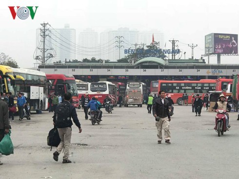 5 bến xe ở Hà Nội “cõng” cả triệu khách về đón Xuân - Ảnh 1.