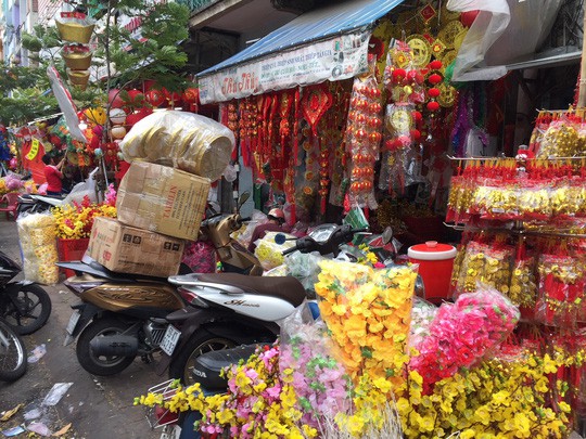 Tràn ngập hoa giả trang trí Tết giá bạc triệu - Ảnh 3.