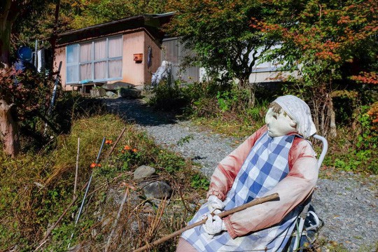 “Rùng mình” với ngôi làng làm búp bê thế chỗ người chết ở Nhật - Ảnh 6.
