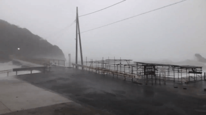  Siêu bão quái vật Hagibis đổ bộ: Hàng loạt sông chực vỡ bờ, Nhật Bản cảnh báo mức cao nhất - Ảnh 2.