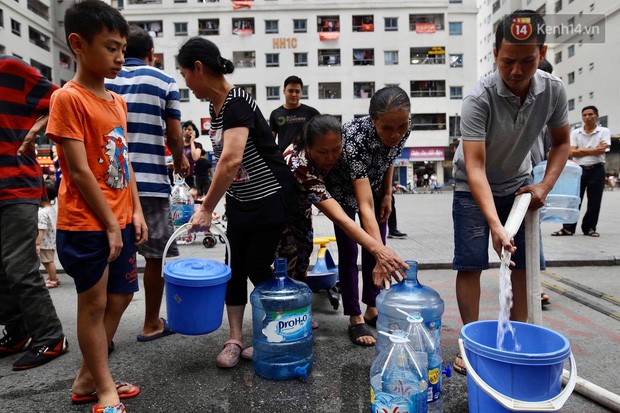 Ảnh, clip: Người dân chung cư HH Linh Đàm tiếp tục xếp hàng nhận nước sạch miễn phí, mòn mỏi chờ kết quả giám định nguồn nước có mùi lạ - Ảnh 6.