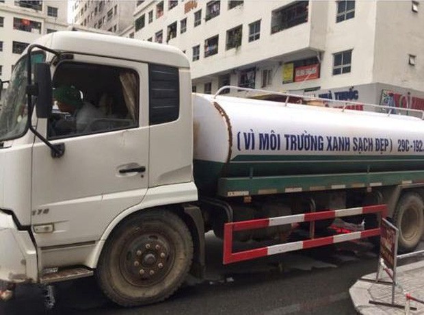 Xác định nguyên nhân nước cấp cho cư dân khu đô thị Linh Đàm có mùi tanh, màu lạ: Do bồn chứa của xe cung cấp nước không sạch - Ảnh 1.