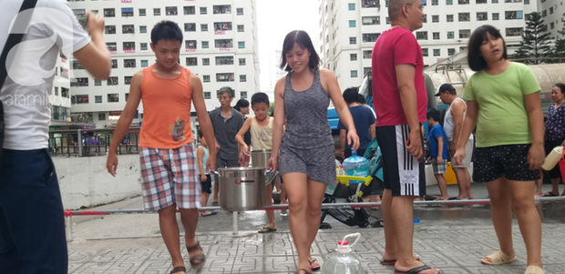 Xác định nguyên nhân nước cấp cho cư dân khu đô thị Linh Đàm có mùi tanh, màu lạ: Do bồn chứa của xe cung cấp nước không sạch - Ảnh 2.