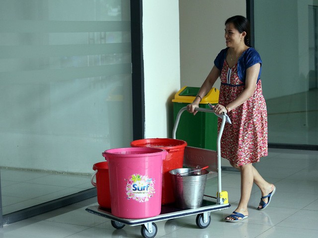  Cư dân mang quần áo giặt giũ, múc nước bể bơi để dùng trong cơn khát ở Hà Nội  - Ảnh 5.