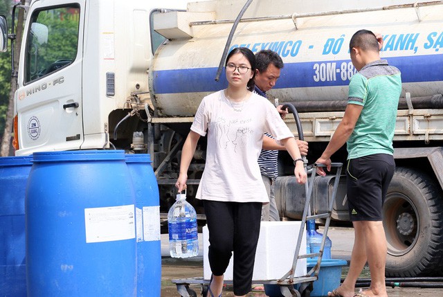  Cư dân mang quần áo giặt giũ, múc nước bể bơi để dùng trong cơn khát ở Hà Nội  - Ảnh 6.
