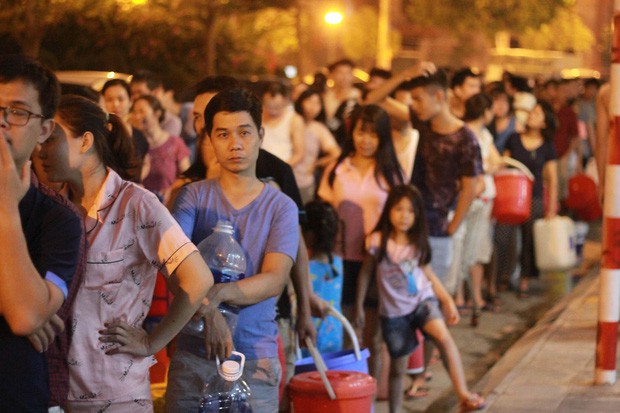 Hi hữu thiếu nước sạch ở Hà Nội: Người dân múc nước bể bơi về dùng, rồng rắn xếp hàng như thời bao cấp - Ảnh 1.