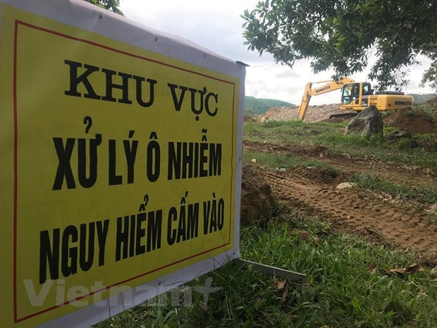 Vụ xả dầu thải đầu nguồn nước: Dùng vi sinh vật ăn dầu xử lý - Ảnh 1.